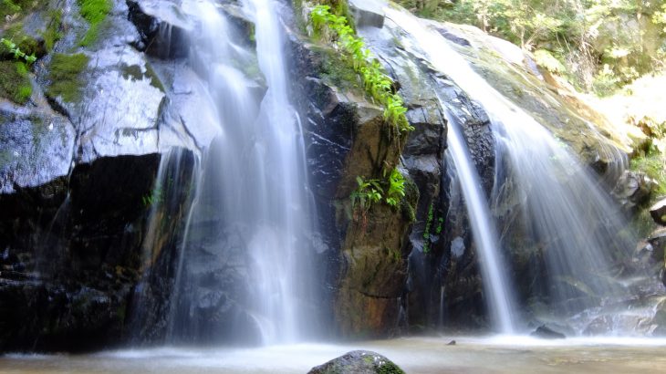 自然浴を楽しめ観光しやすい金引きの滝は優しさを感じる滝